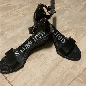 Sam and Libby low wedge heel size 6 sandals